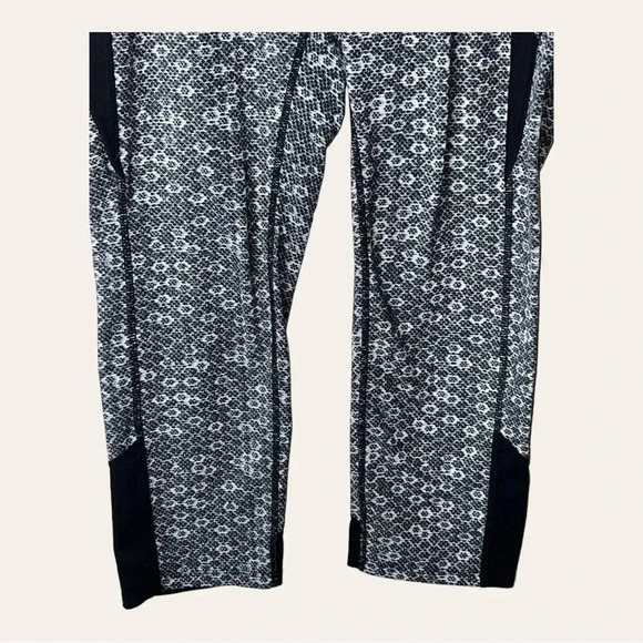0677. ATHLETA CROPPED‎ LEGGINGS SIZE SMALL BLACK AND WHITE IN COLOR - Picture 4 of 10